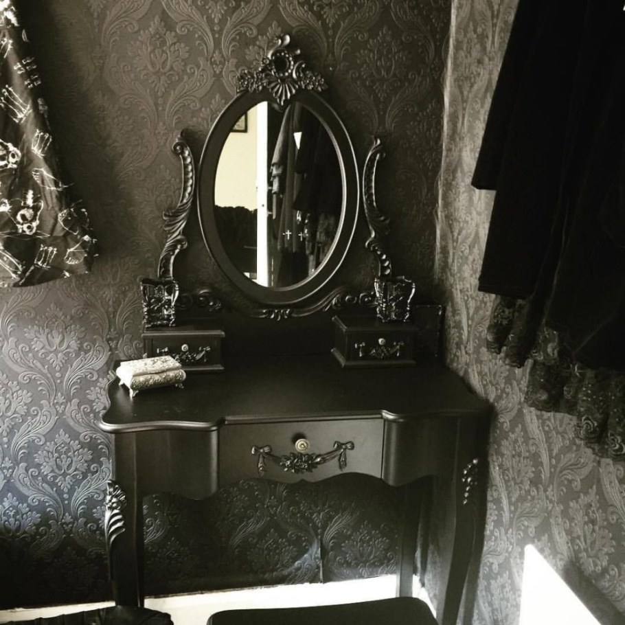 Туалетный столик в готическом стиле