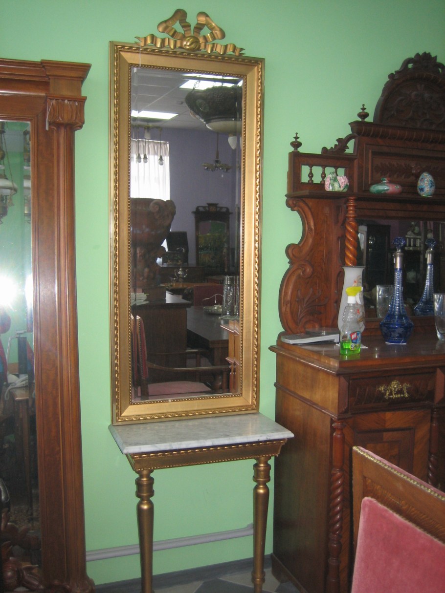 Старинное зеркало с консолью