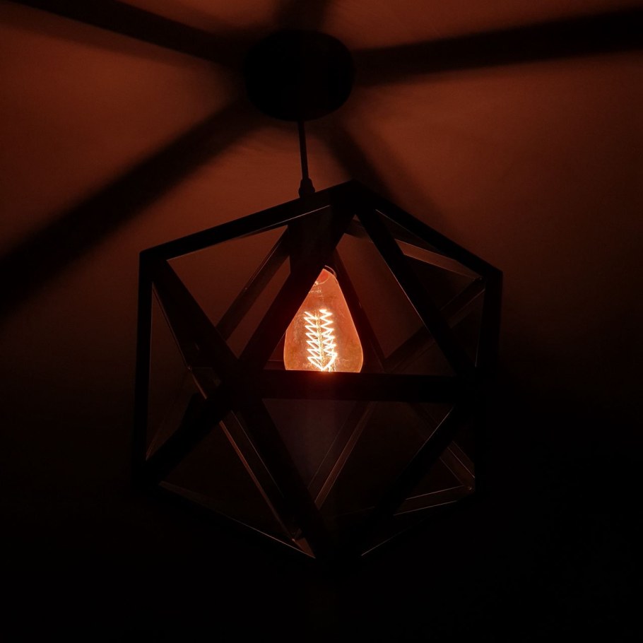 Оригинальные светильники на темном фоне