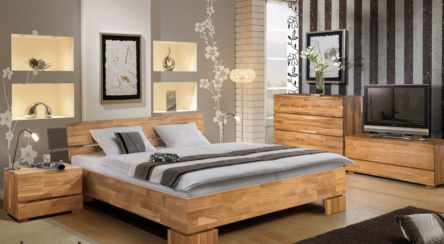 Кровать из натурального дерева в интерьере