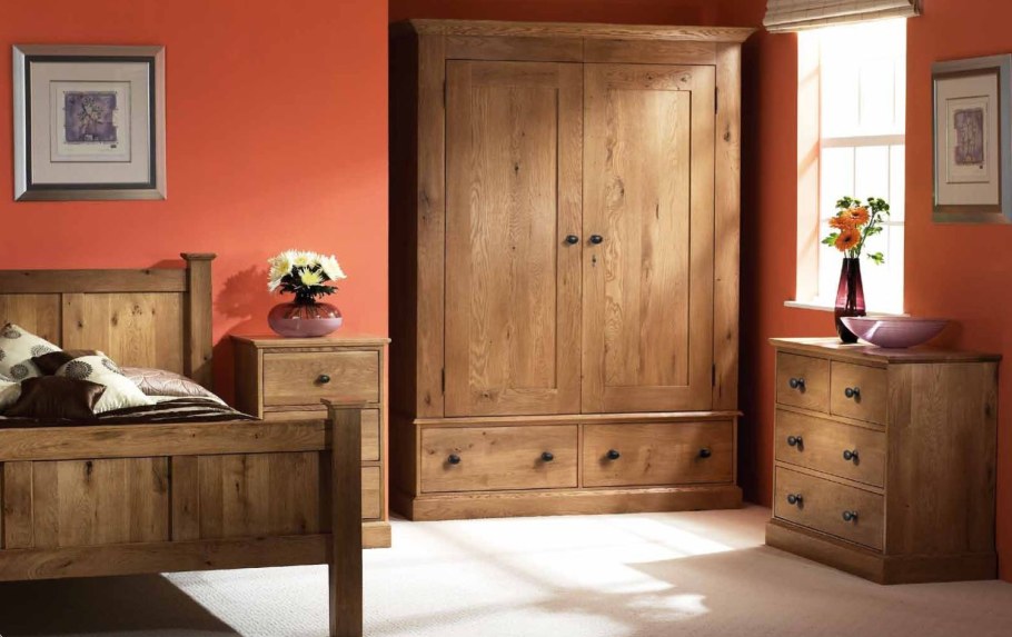 Шкаф из дерева в интерьере