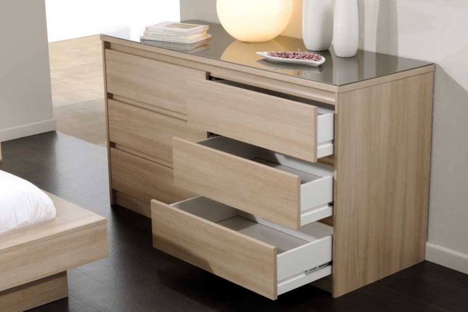 Комод с выдвижными ящиками