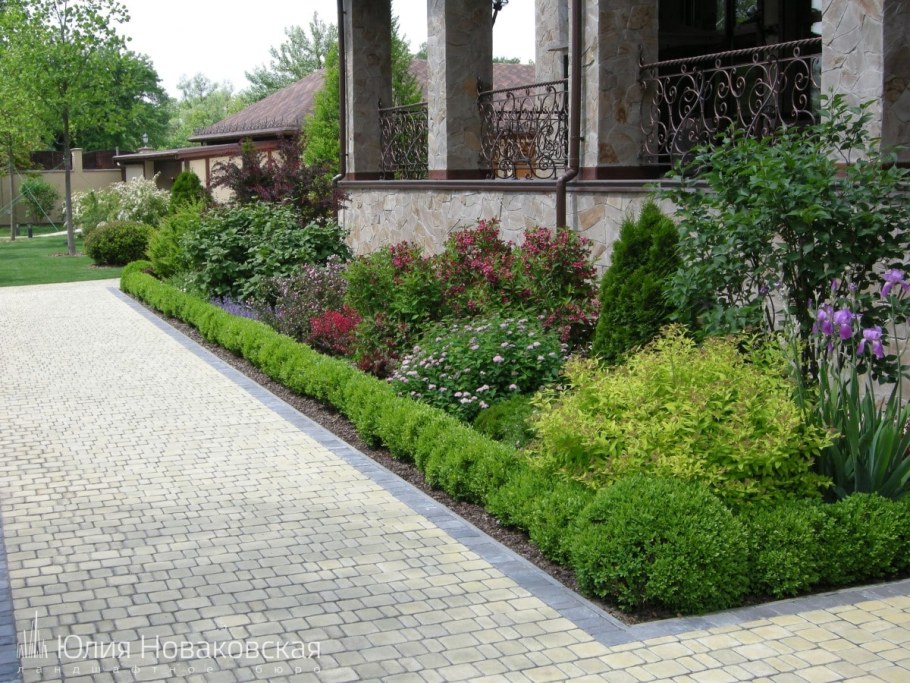 Цветник вдоль тротуара