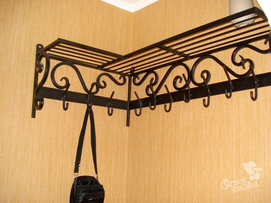 Вешалка из металла в прихожую