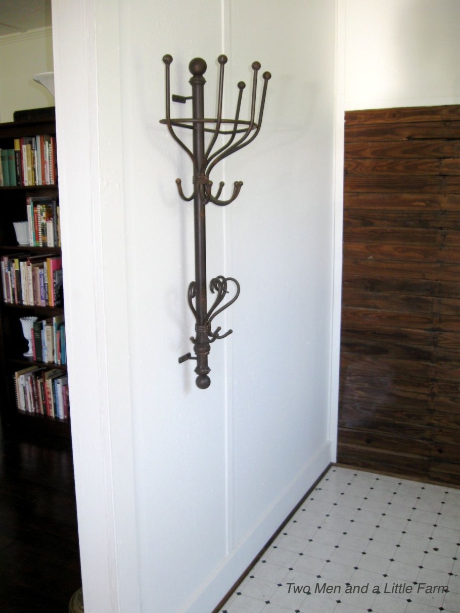 Вешалка в прихожую вертикальная