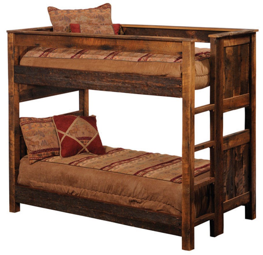 Старая деревянная двухэтажная кровать.