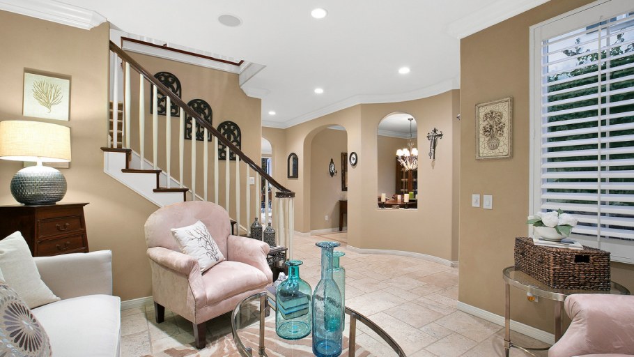 Холл гостиная с лестницей