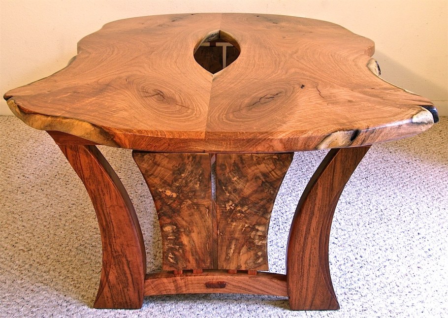 Деревянный журнальный столик из бревен