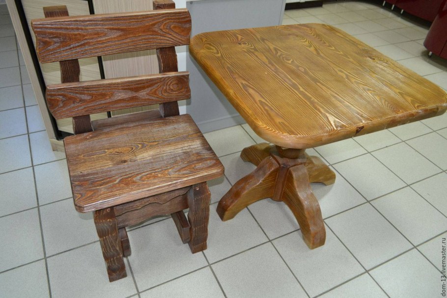 Табурет из состаренного дерева