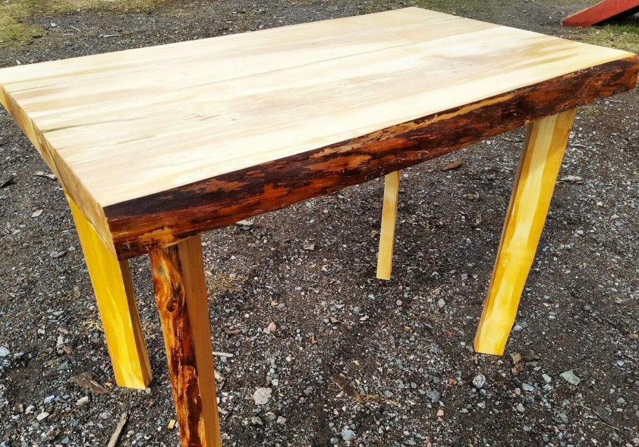 Обеденный стол из ольхи