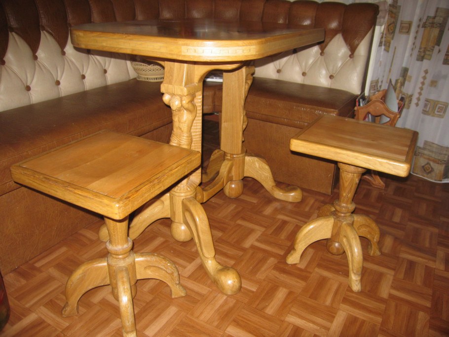 Изделия из дерева на токарном станке столы