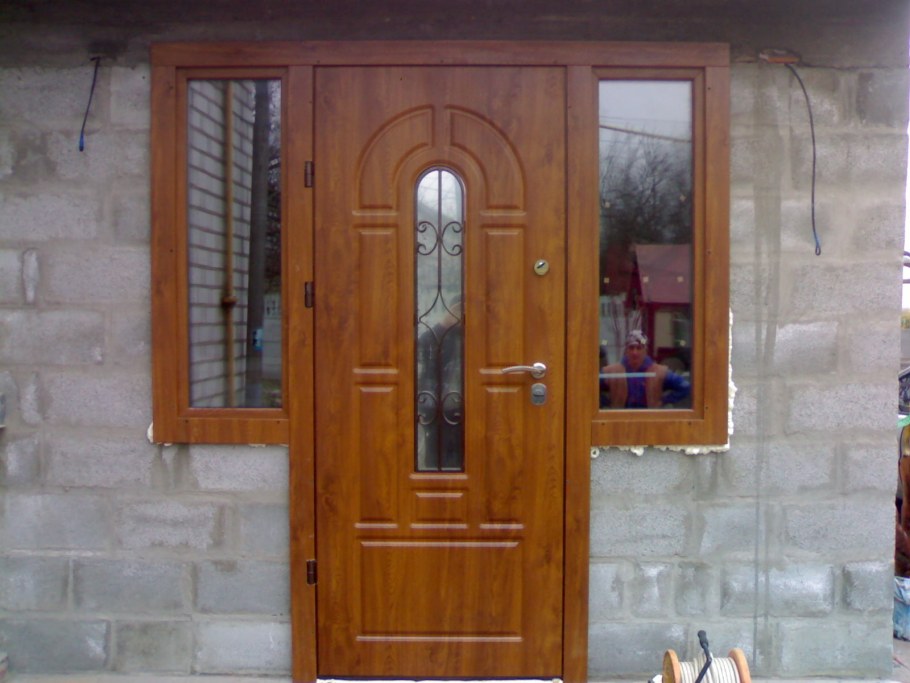 Входная дверь с окном в частный дом