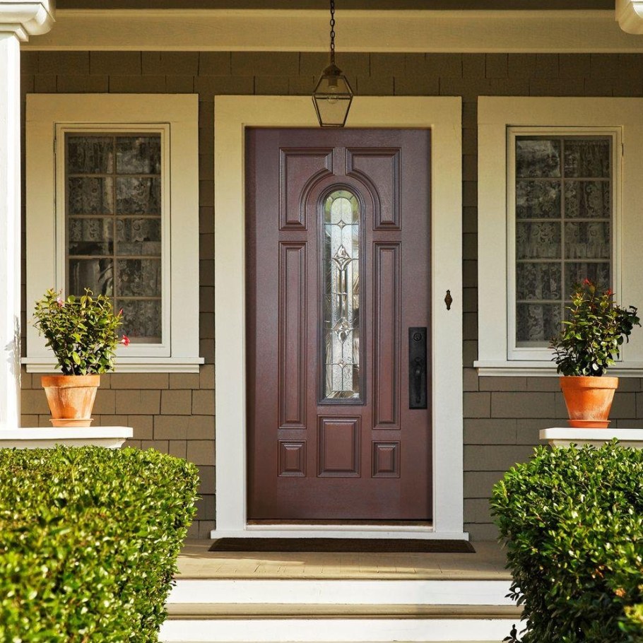 Входная дверь в частный дом