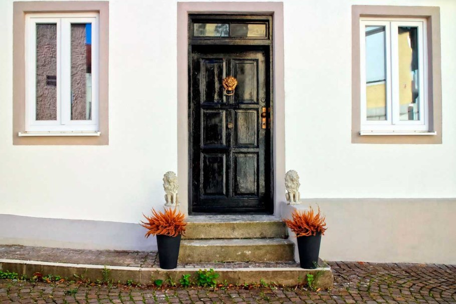Входная дверь в здание