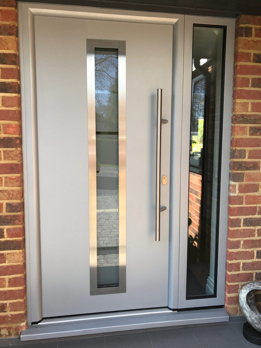 Окно рядом с входной дверью