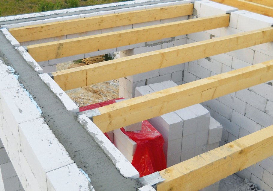 Деревянная балка перекрытия 100х200