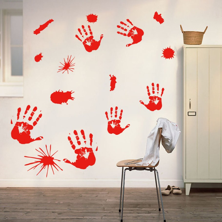 Отпечатки рук на стене