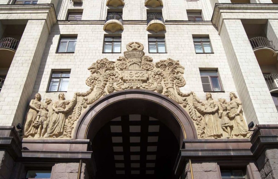 Сталинская высотка на Котельнической набережной фасад