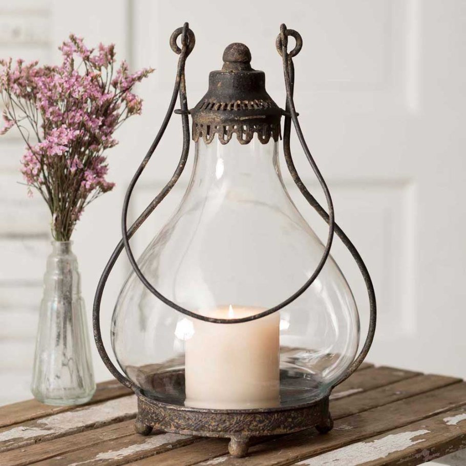 Подсвечник фонарь в винтажном интерьере