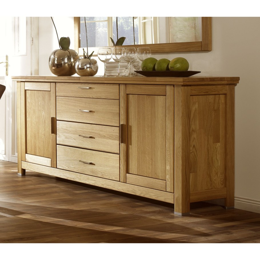 Красивый деревянный кухонный комод