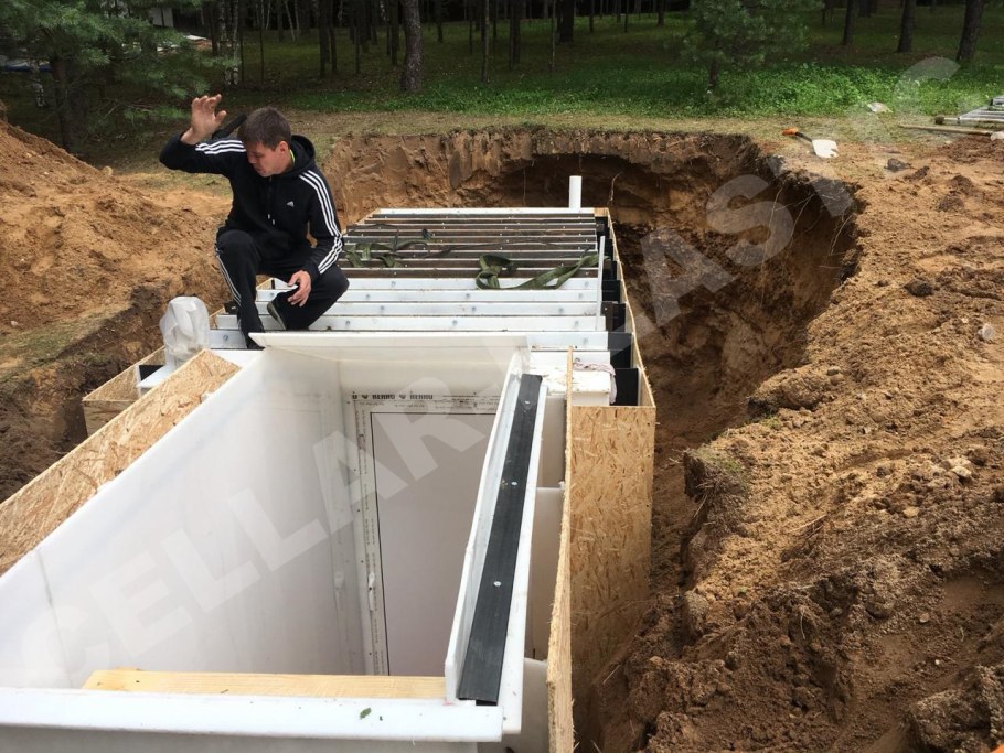 Пластиковый погреб в гараже