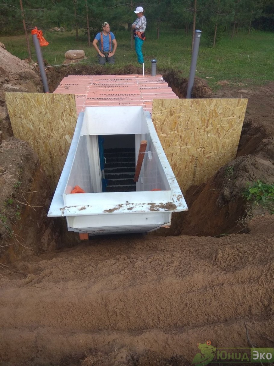 Погреб пластиковый установленный