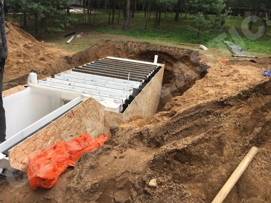 Установка пластикового погреба