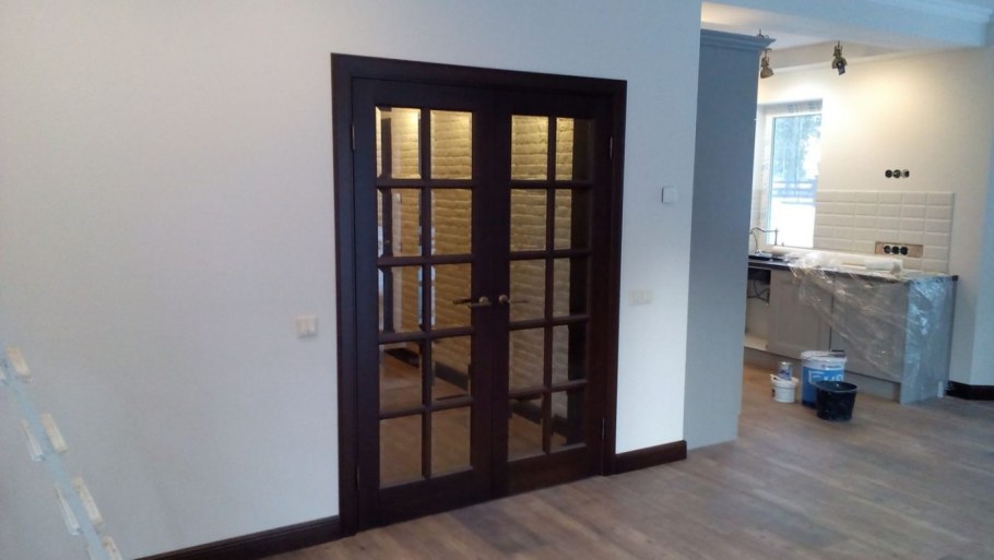 Распашные двери в зале