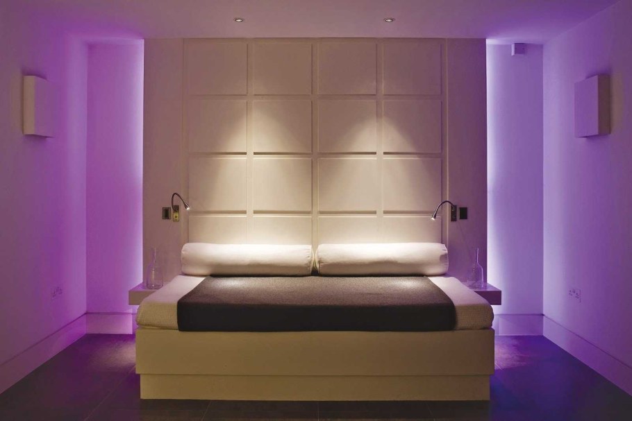 Стена с подсветкой в спальне