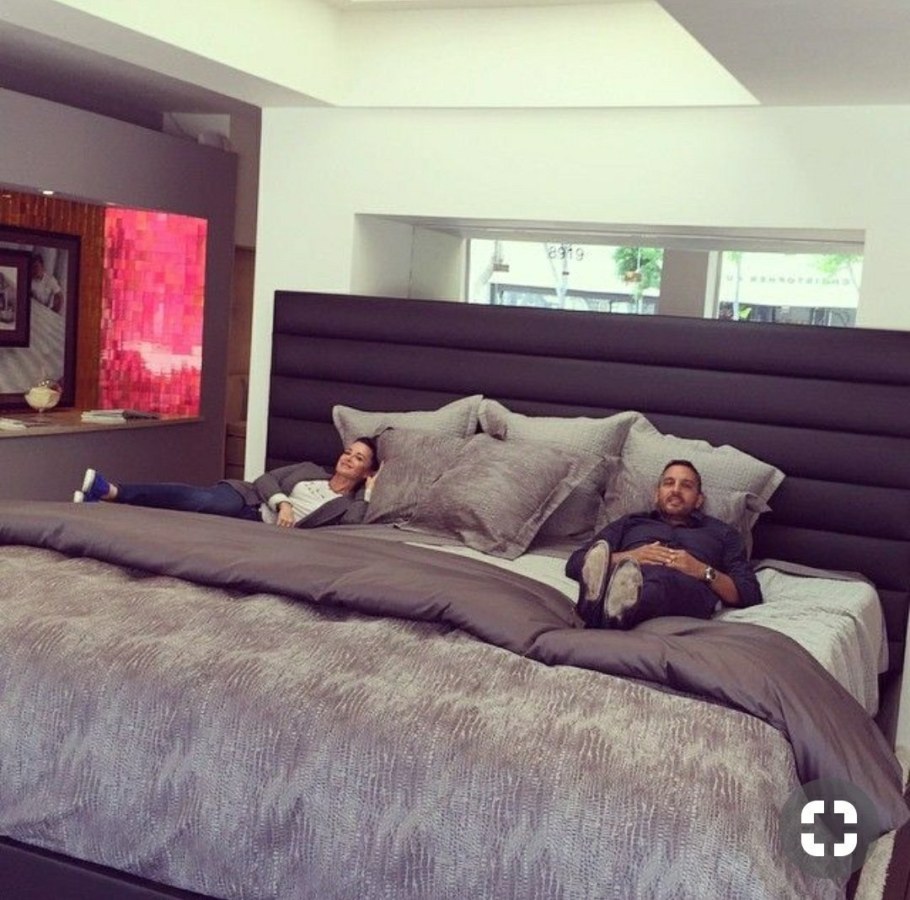 Кровать Кинг сайз с человеком