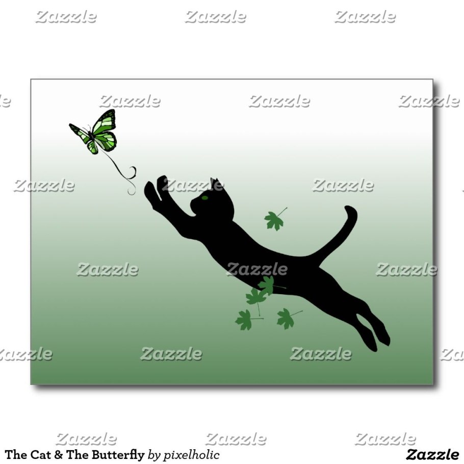 Кошка ловит бабочку