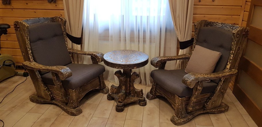 Массивные кресла из дерева