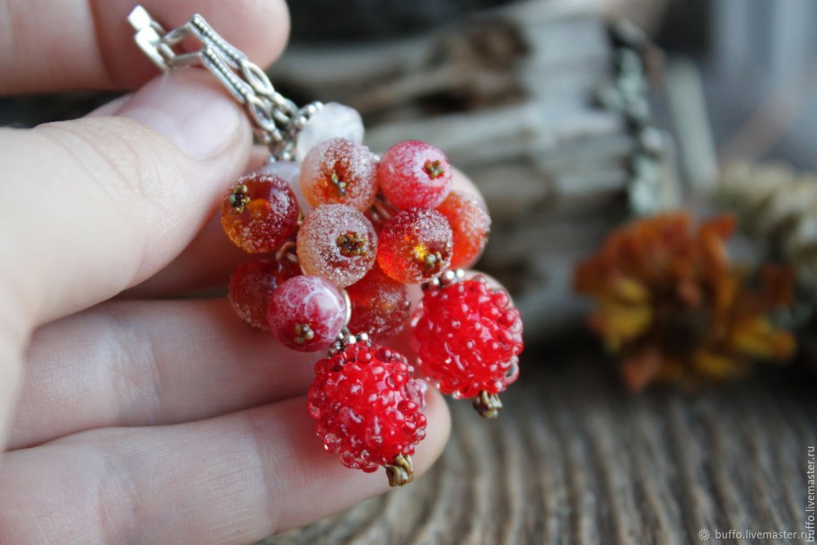 Ягоды рябины из бусин