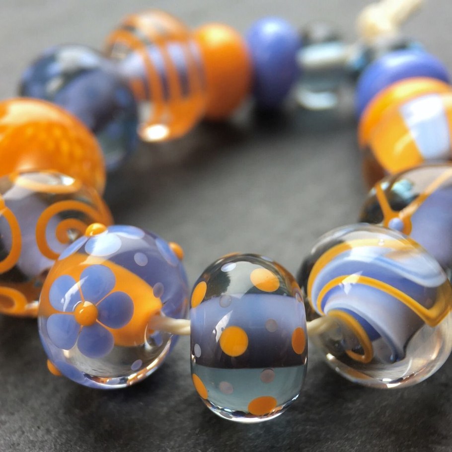 Бусы из цветного стекла