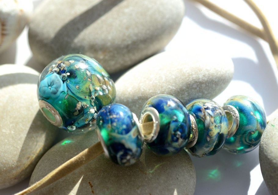Бусины из морского стекла
