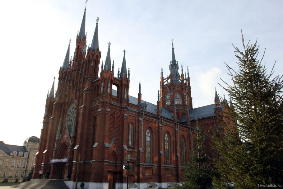 Римско католический собор Петра и Павла в Москве