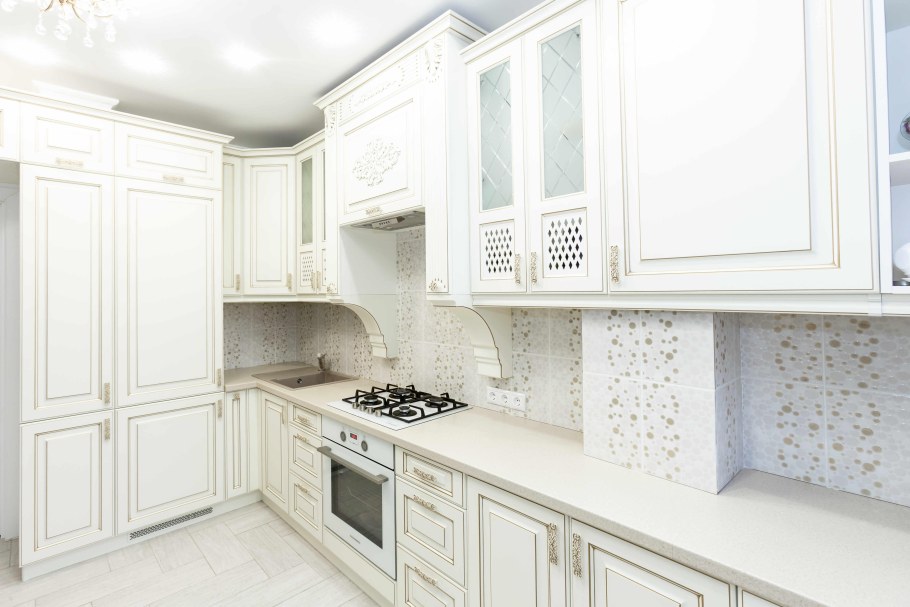 Кухня классика с патиной с кабанчиком