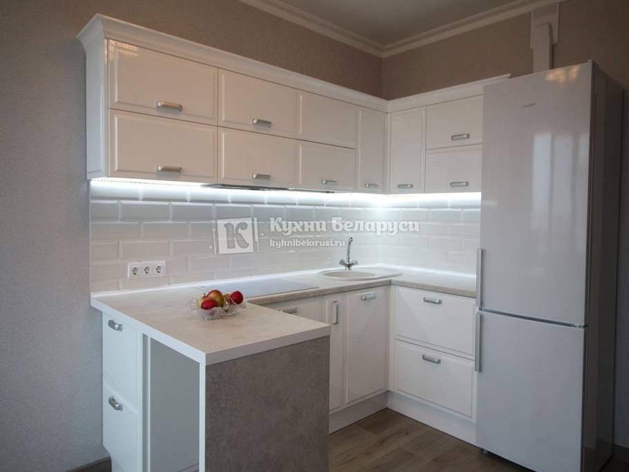 Кухня угловая белая