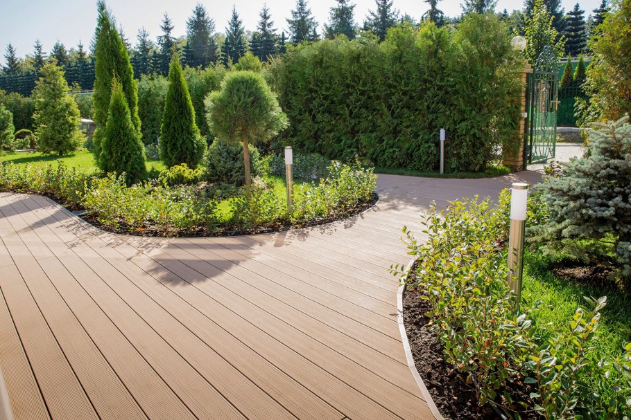 Ландшафт с деревянными дорожками