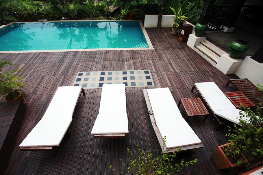 Бассейн с террасной доской