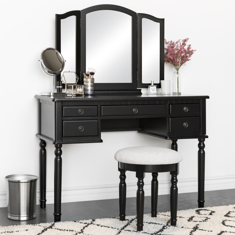 Столик для макияжа в классическом английском стиле фото