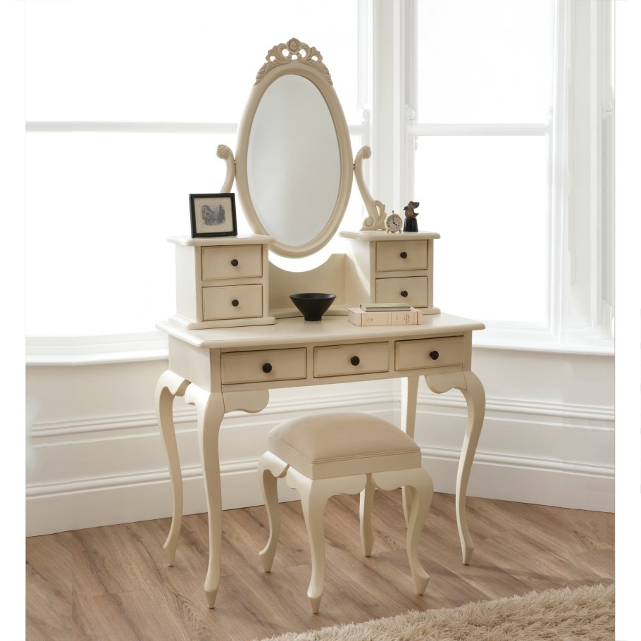 Винтажный туалетный столик с зеркалом