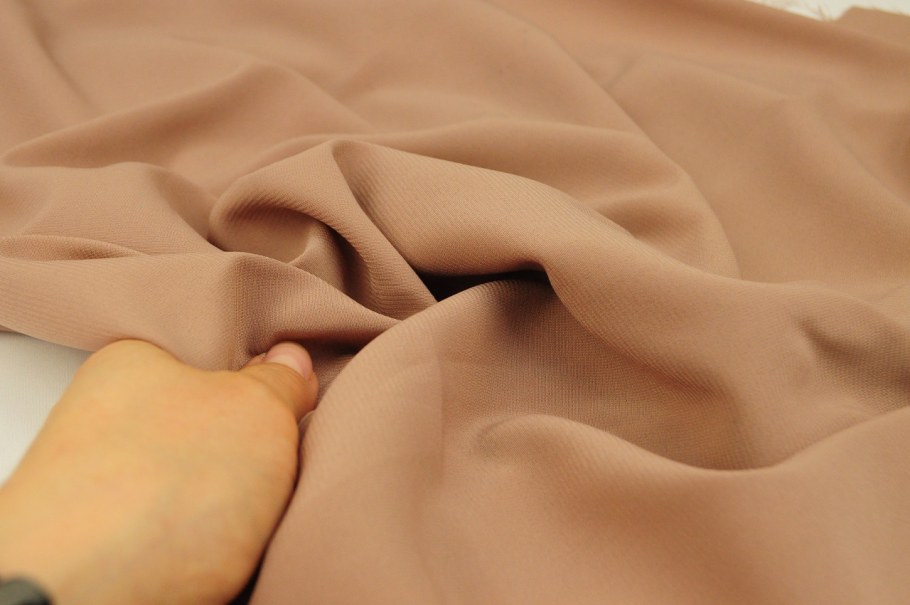 атлас стрейч капучино. цвет капучино фото ткань. ткань капучино. сатин бежевый ткань. кулирка с лайкрой какао.