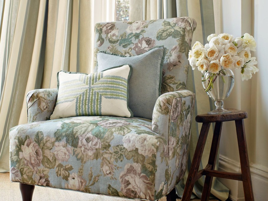 Кресло из ткани в интерьере