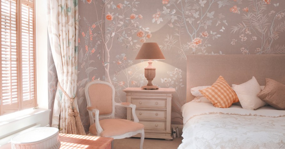 Фрески Аффреско и обои с цветами в интерьере