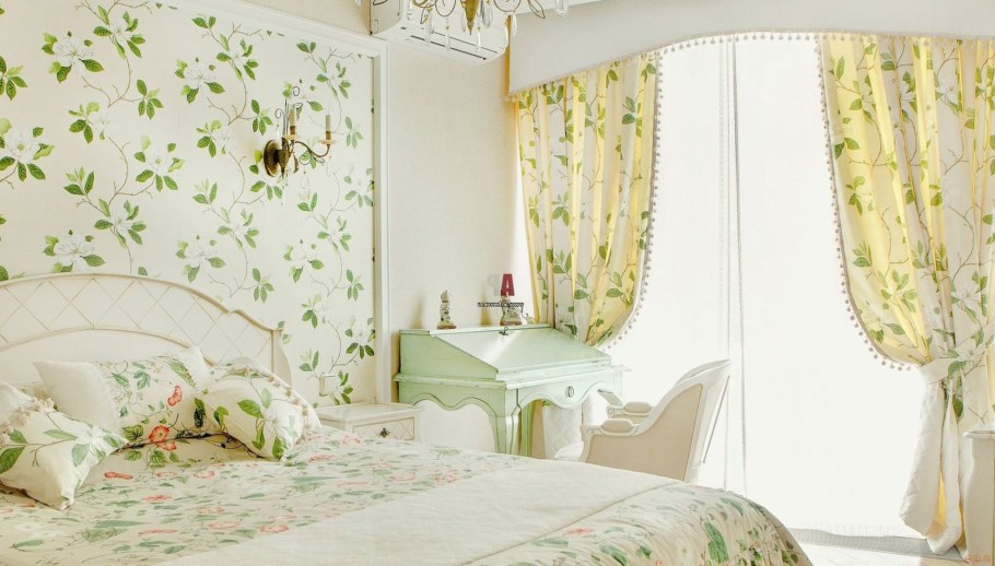 Спальня с цветочными шторами