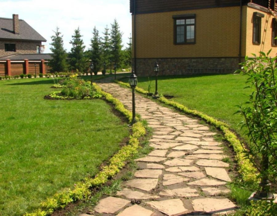 Дорожки на участке загородного дома