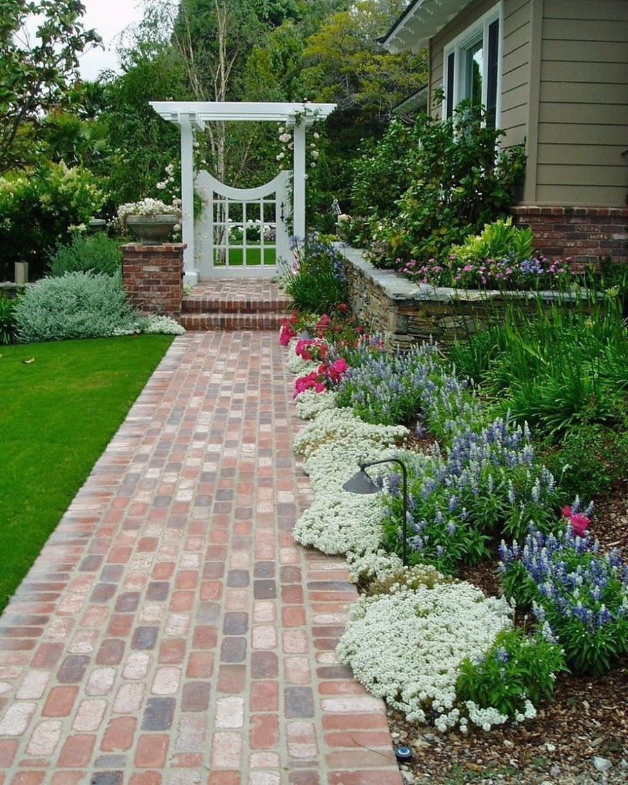 Дорожки на участке загородного дома