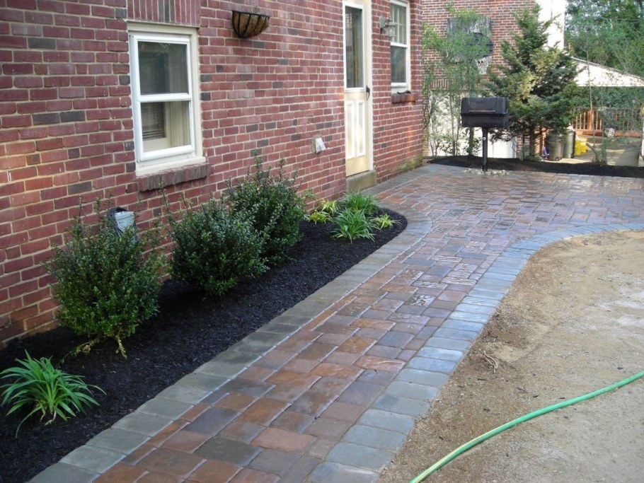 Тротуар вдоль дома