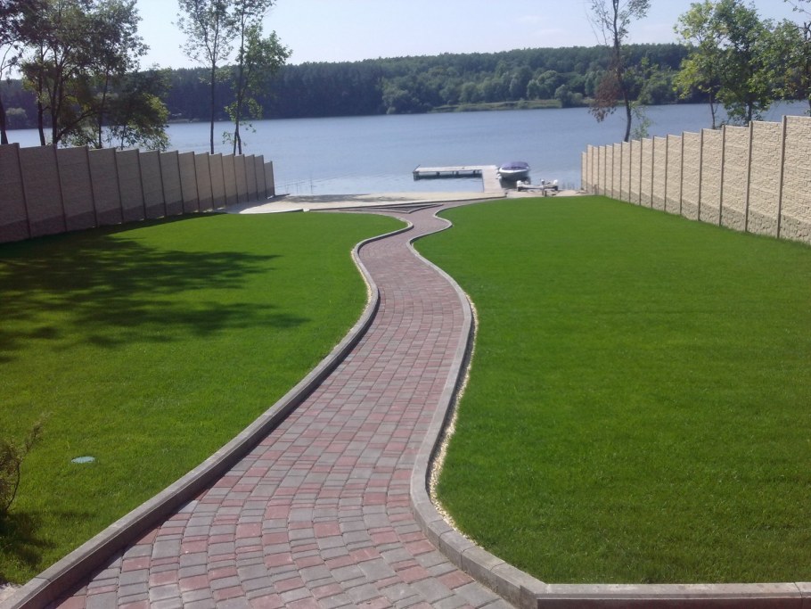 Дорожки на газоне